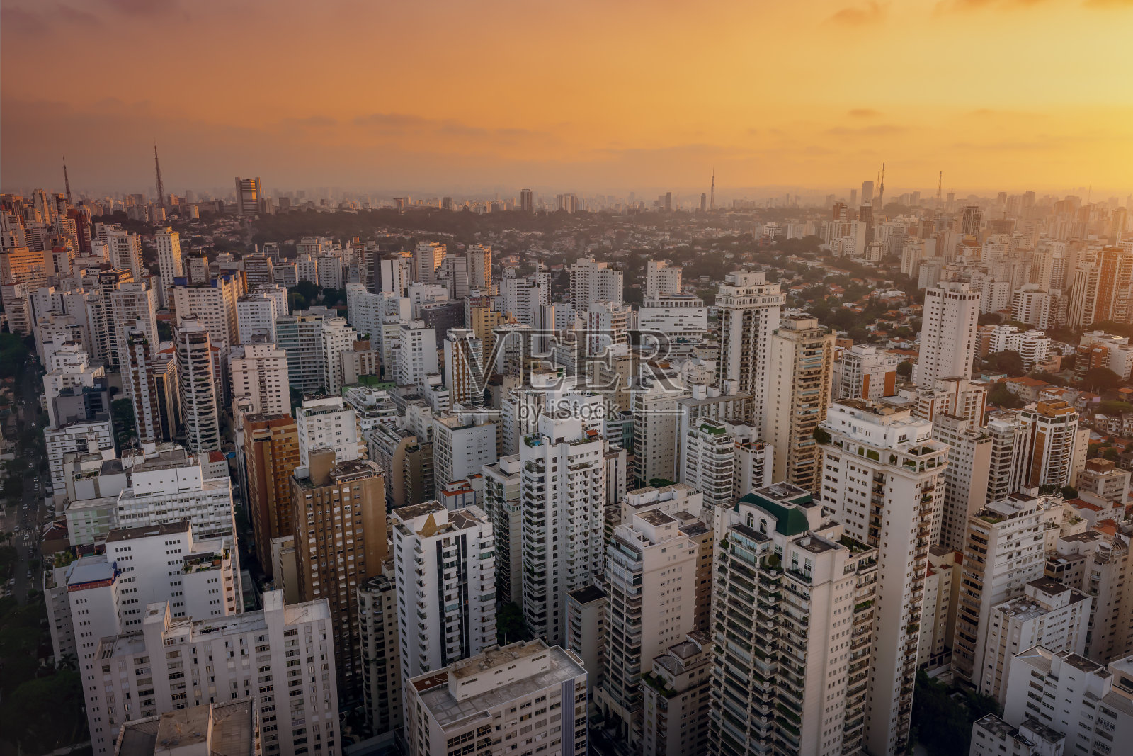 日落时分的圣塞西莉亚社区鸟瞰图-圣保罗，巴西照片摄影图片