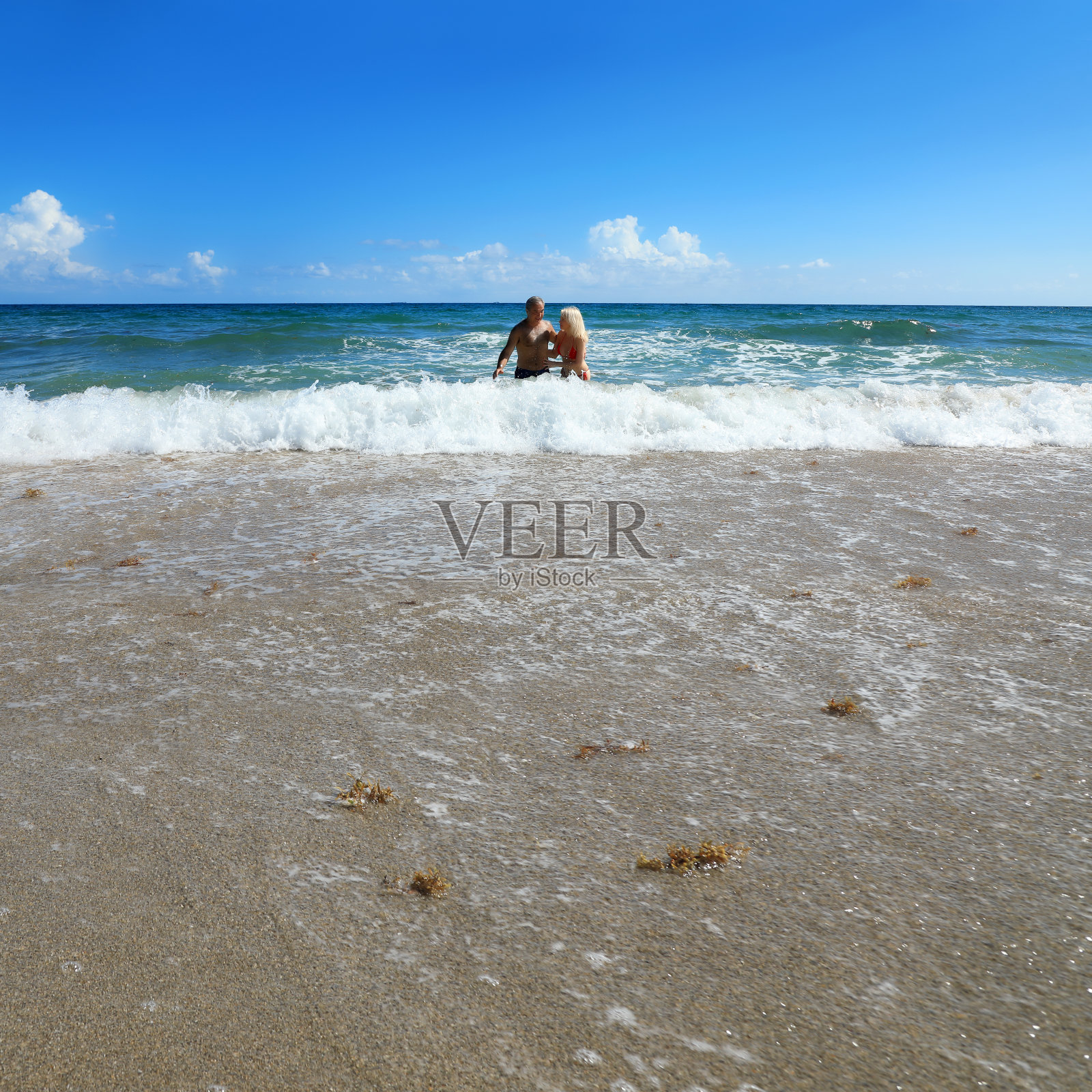 美丽成熟的男人和女人享受浪漫的热带海滩度假照片摄影图片