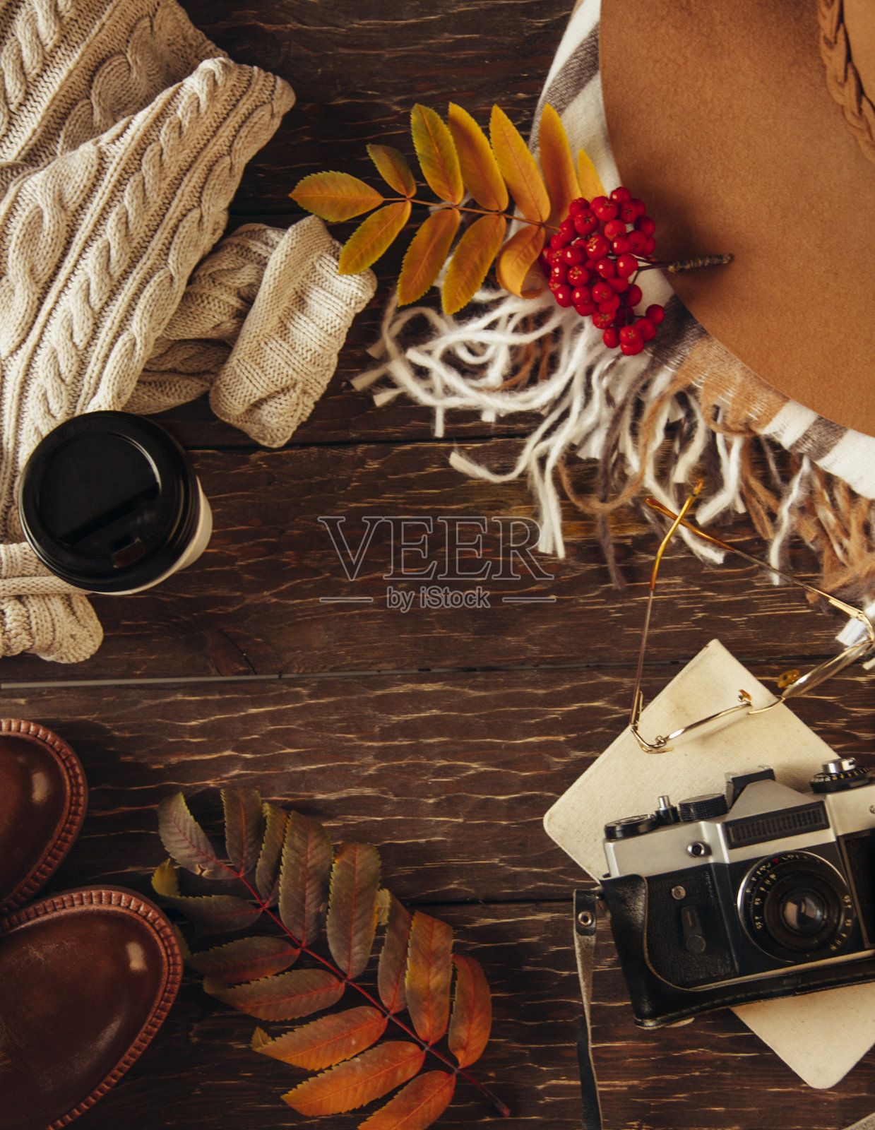 秋平躺，帽子，毛衣，相机，咖啡。舒适的秋天照片摄影图片