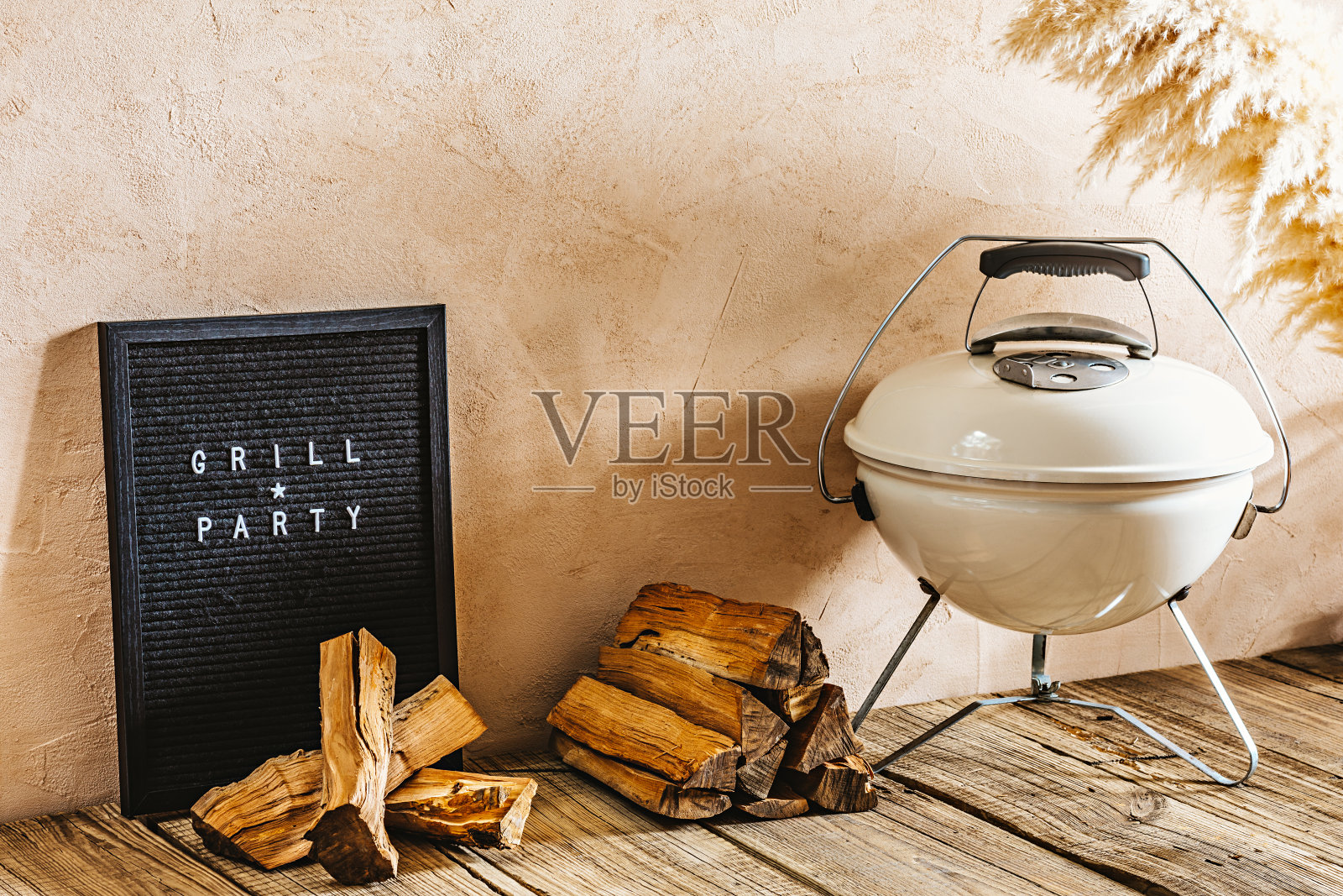 露台上的木炭烤架。烧烤聚会的场景照片摄影图片