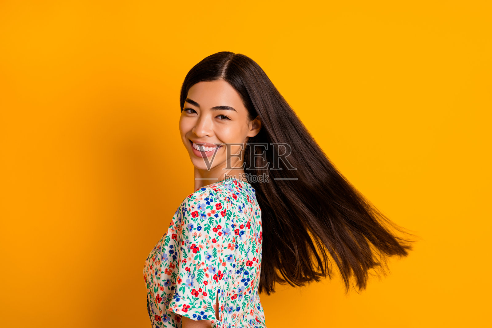 迷人的好心情女性的照片旋转去约会与她的男朋友孤立的黄色背景照片摄影图片