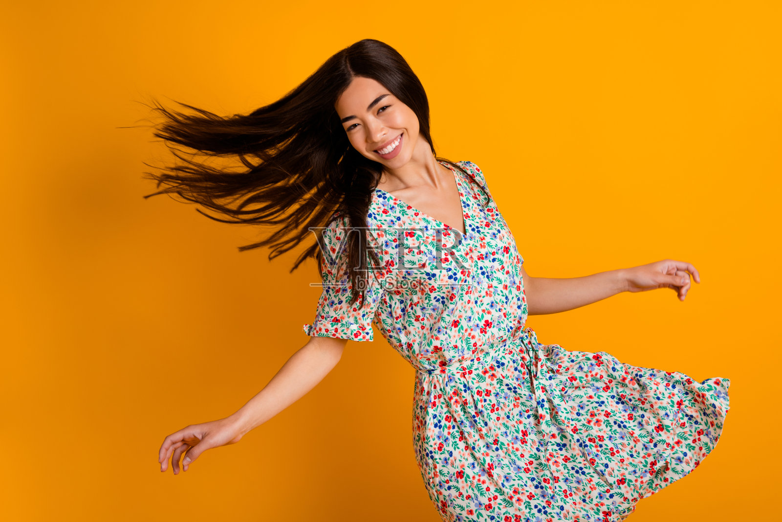 华丽欢快的人飞翔的肖像发型有好心情孤立在黄色的背景照片摄影图片