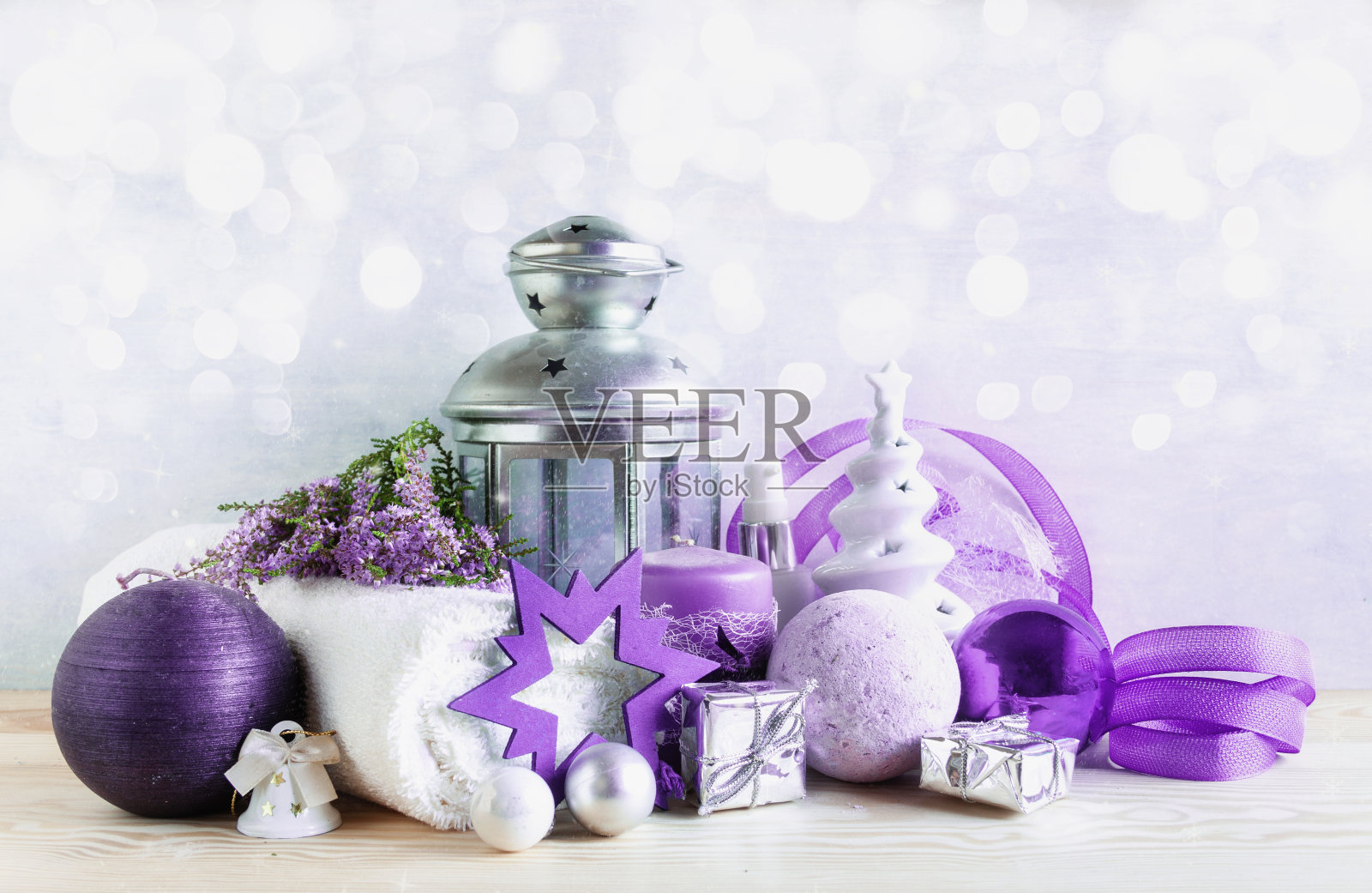 圣诞和新年水疗概念与石楠花，圣诞装饰，蜡烛和各种水疗卫生项目照片摄影图片