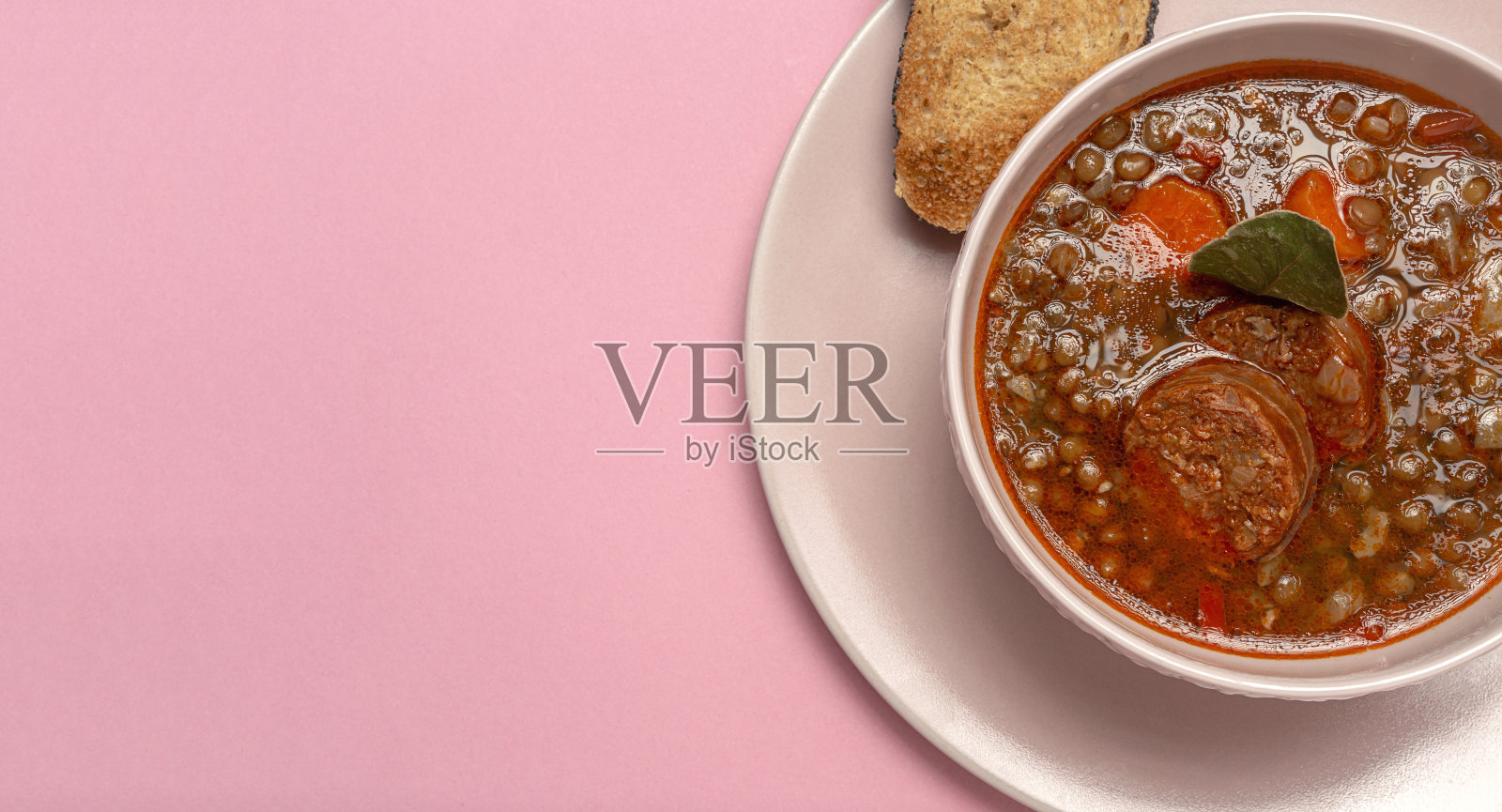 自制小扁豆炖蔬菜和香肠照片摄影图片