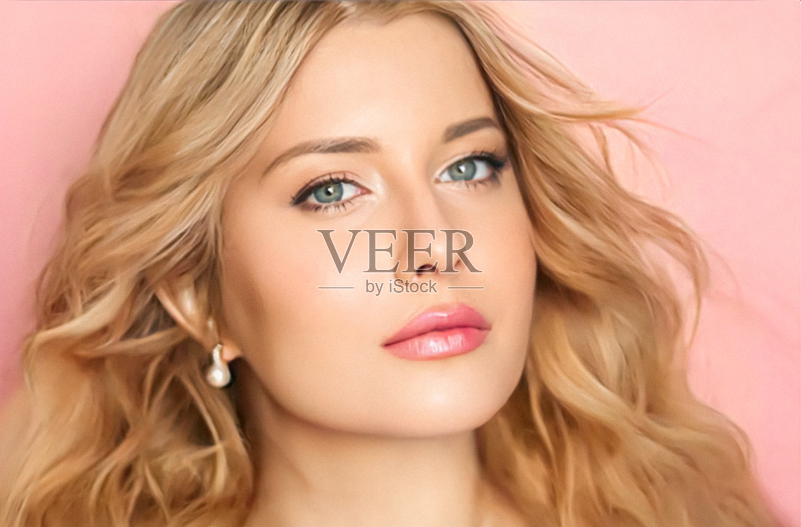 美丽的面孔肖像，美丽的女人长波浪金色的发型和有光泽的口红化妆在粉红色的背景，时尚和魅力的模特寻找皮肤护理，化妆化妆品和头发护理照片摄影图片