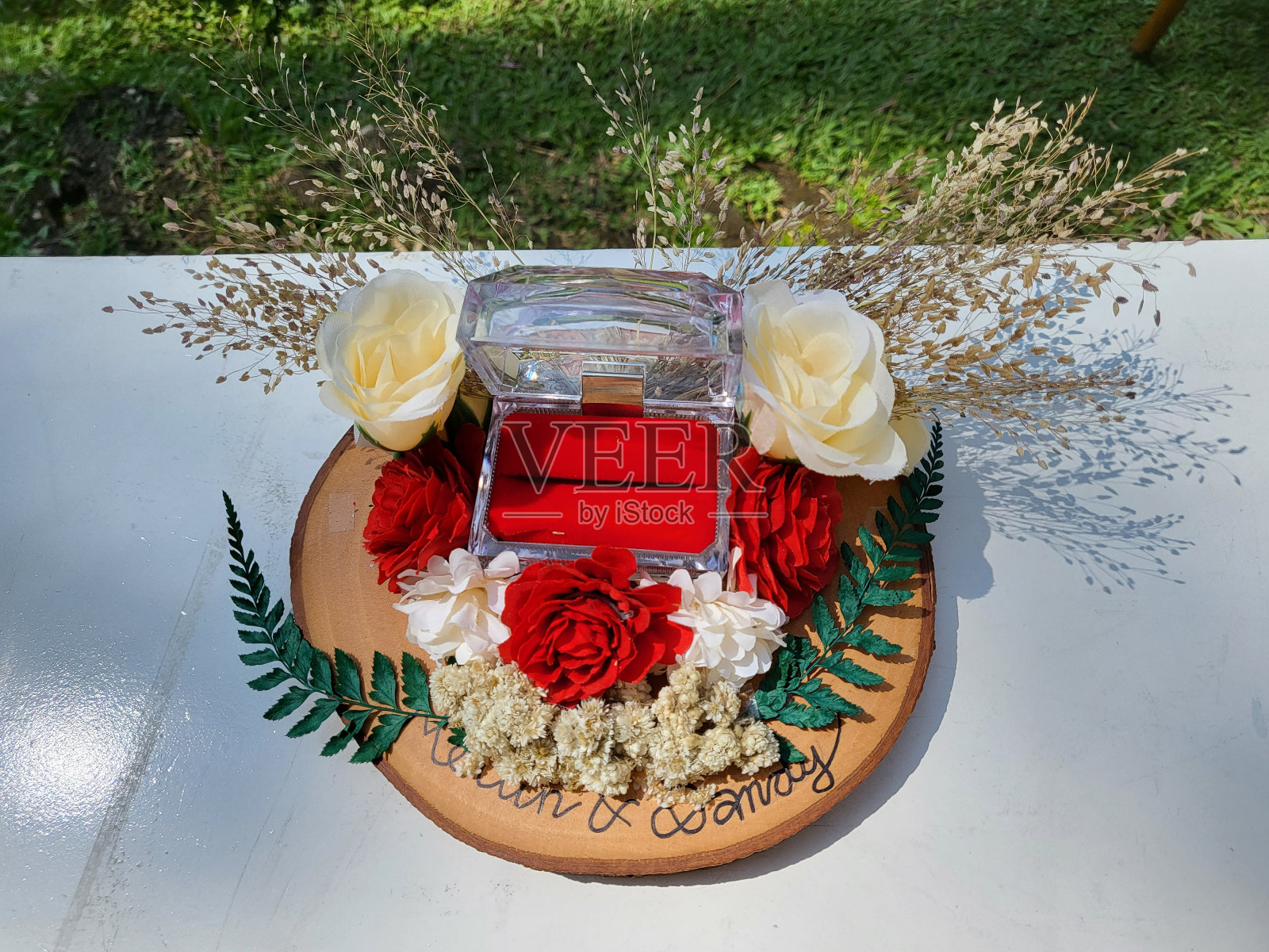 装结婚戒指的首饰盒照片摄影图片