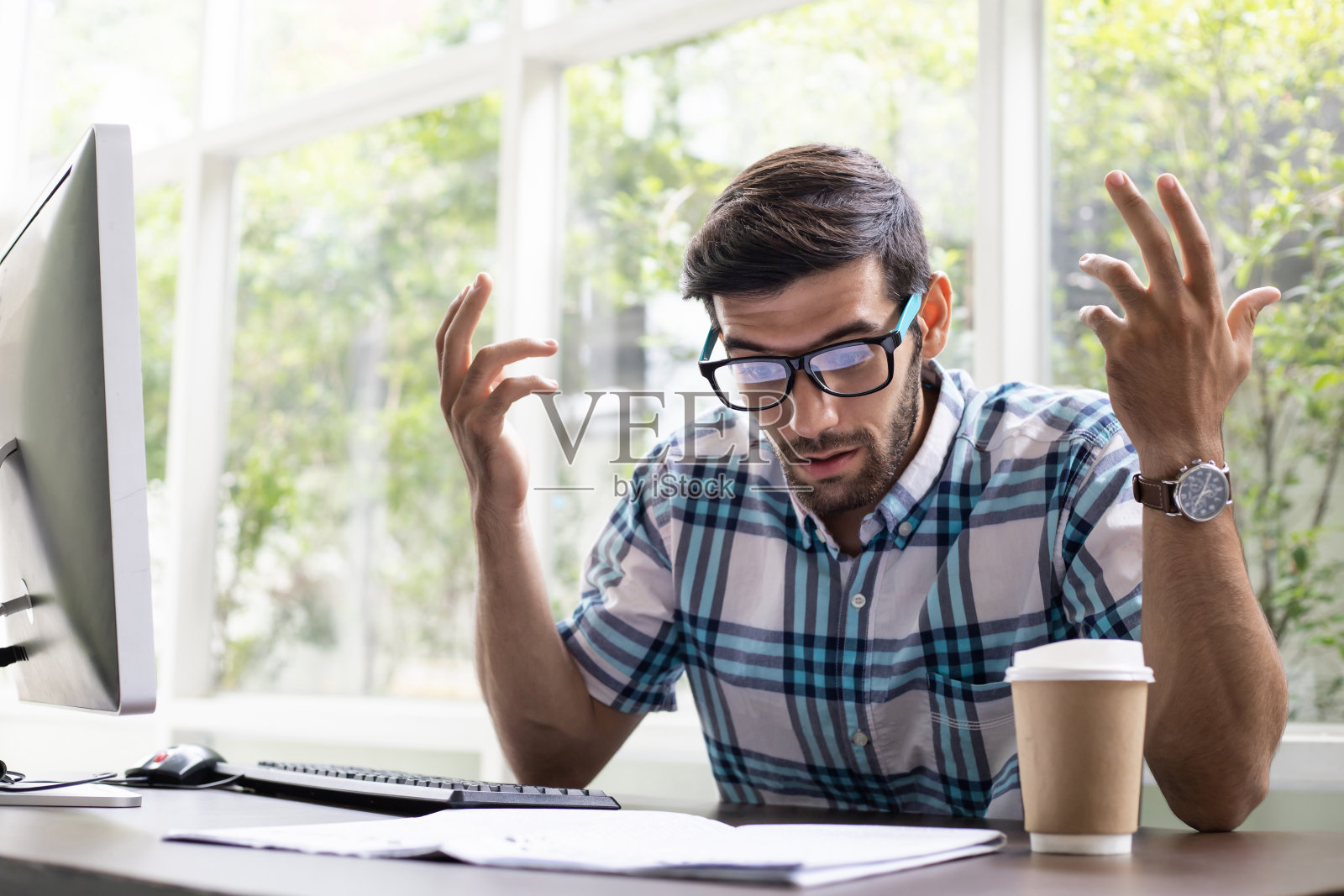 年轻人在看报纸的时候惊呆了。照片摄影图片