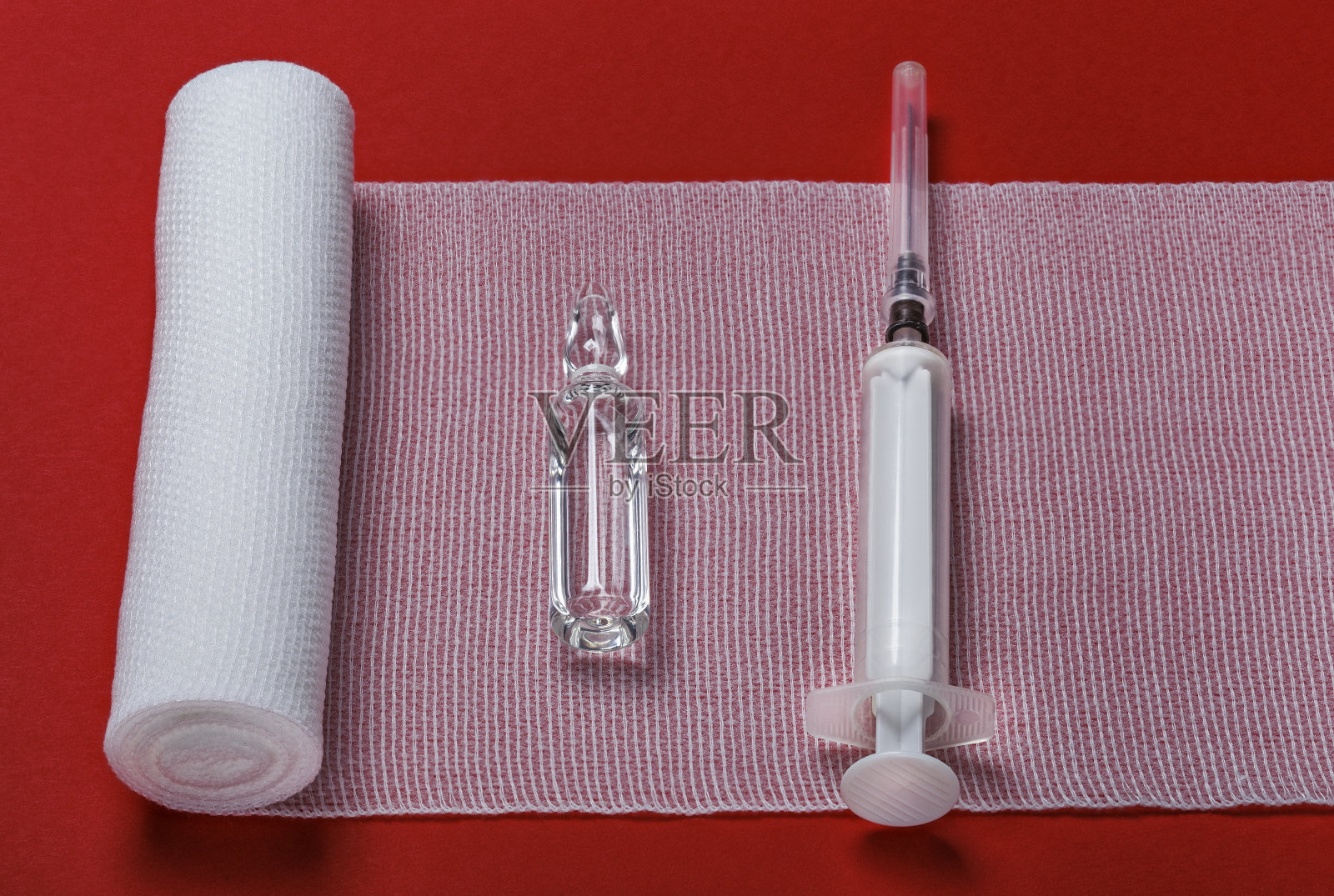 医用绷带、注射器及装有急救药物的安瓿照片摄影图片