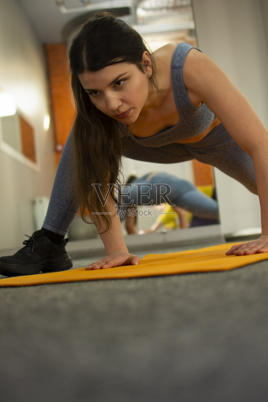 健康灵活的年轻女教练带领课程给快乐多样的人，赤脚在地板垫子上练习伸展侧角姿势，缓解肩膀和背部僵硬的parsvakonana。照片摄影图片