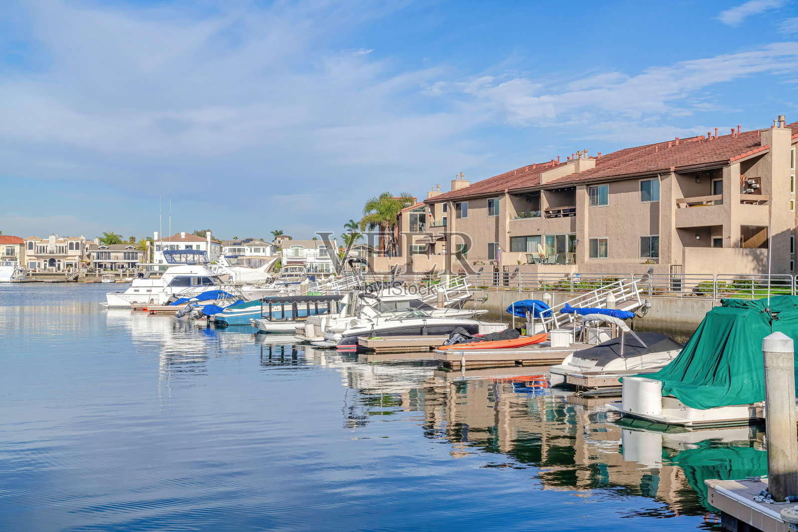 船只停靠在港口，还有加州亨廷顿海滩的海滨住宅照片摄影图片