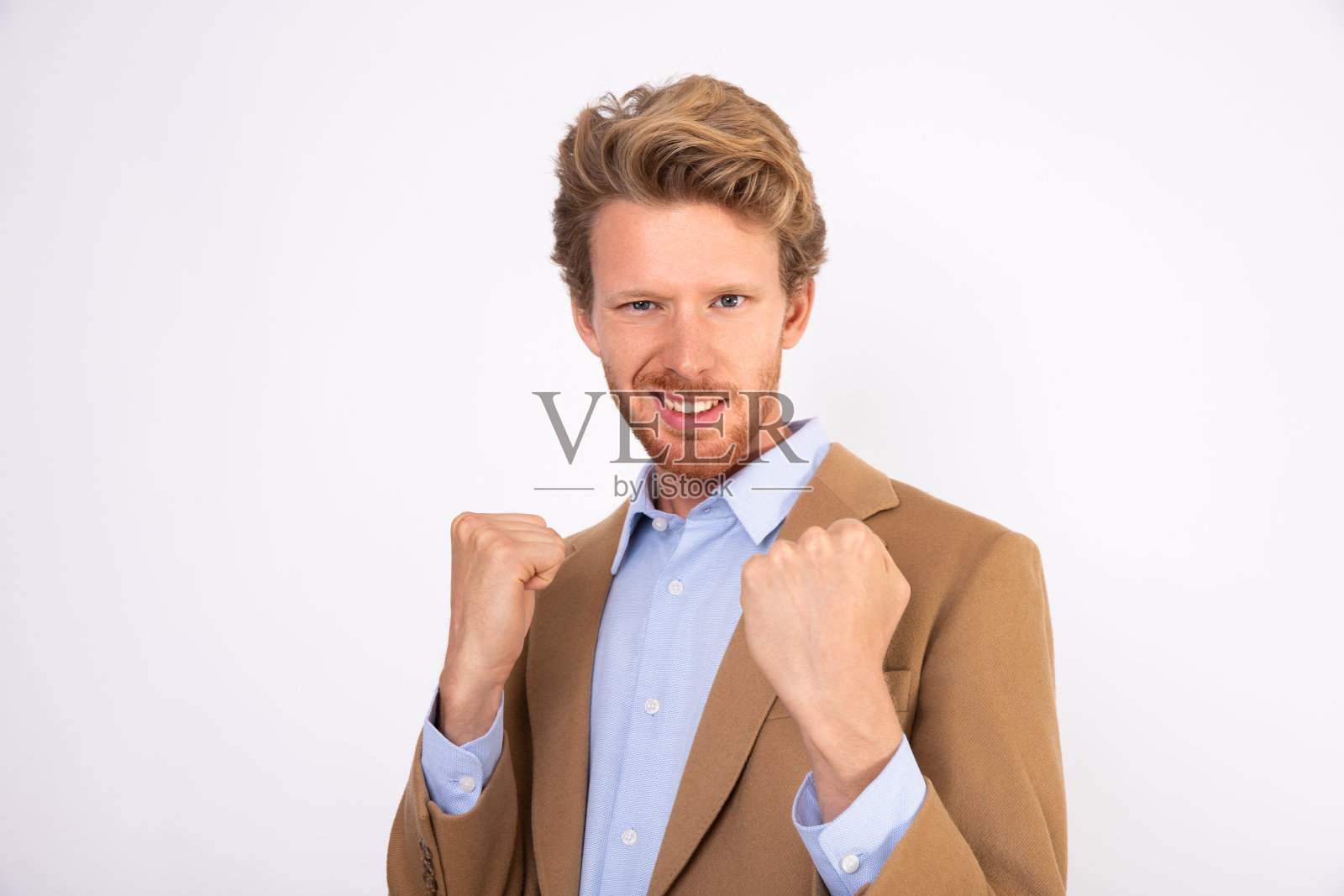 自信的年轻商人做出胜利者姿态的画像照片摄影图片