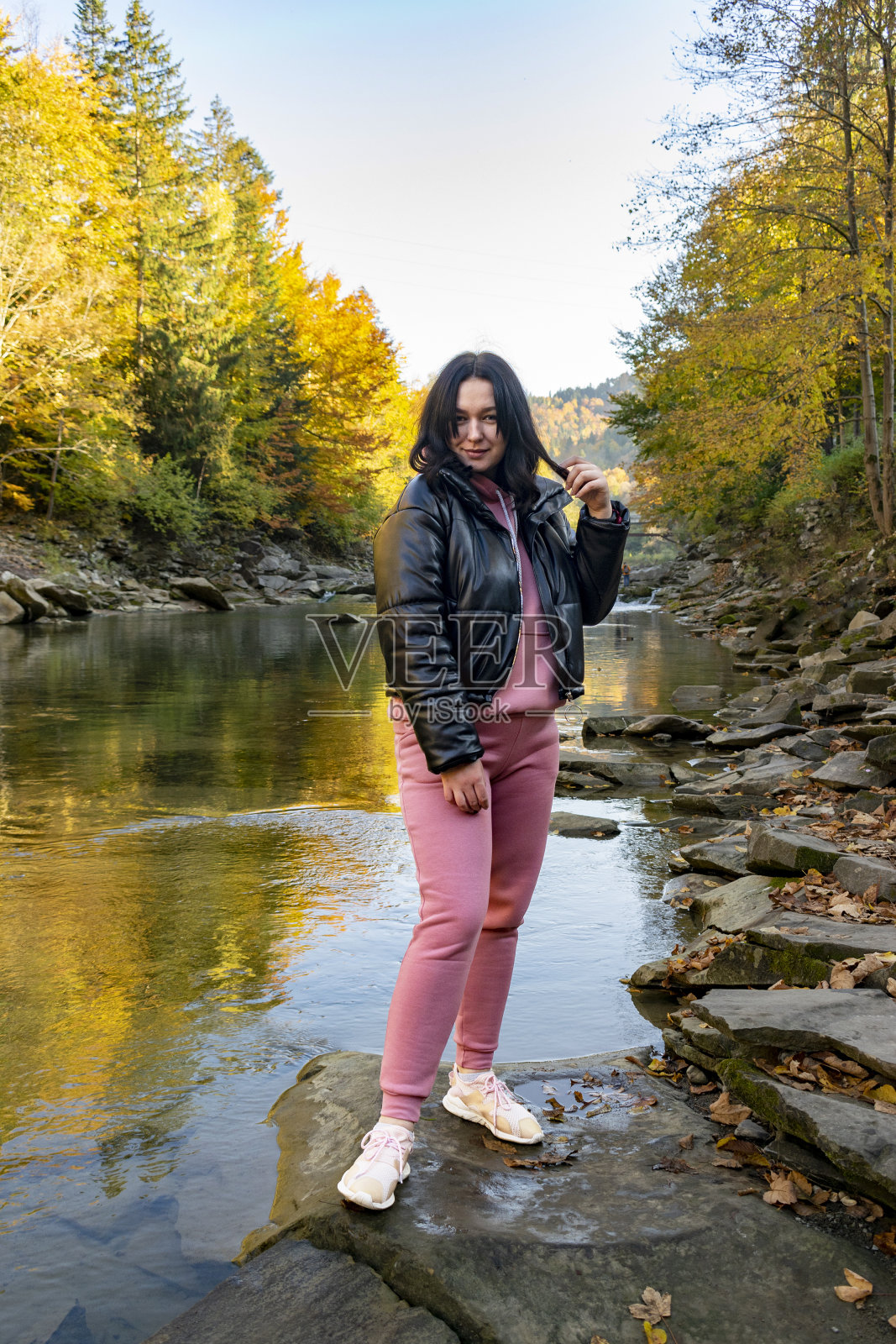 特写肖像年轻美丽的女人。照片摄影图片