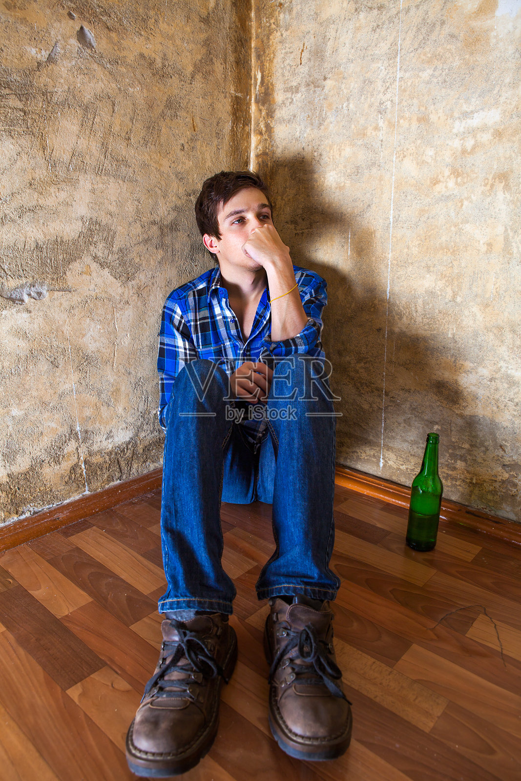 悲伤的年轻人照片摄影图片