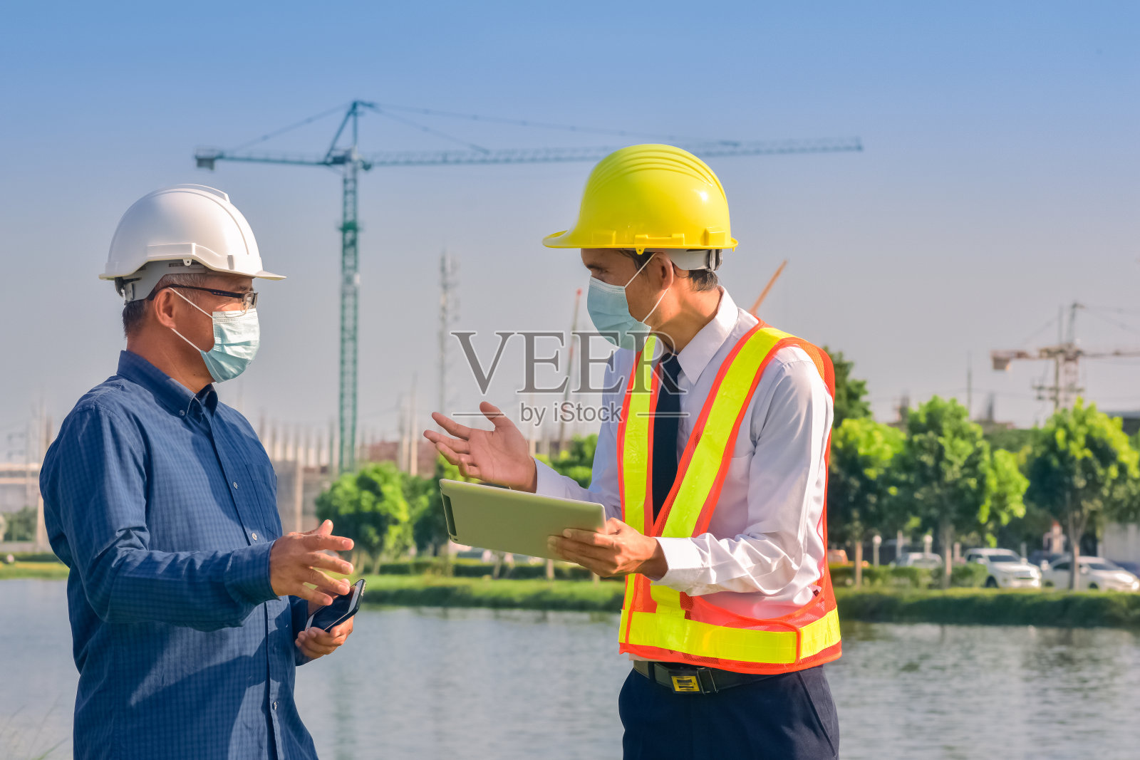 团队工程师建筑工地的两名建筑师照片摄影图片