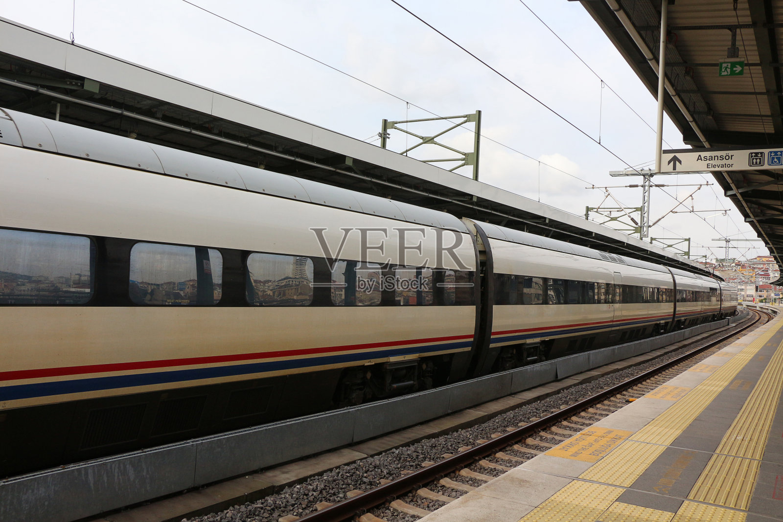 火车站有高速列车。现代城际客运列车。商业运输照片摄影图片