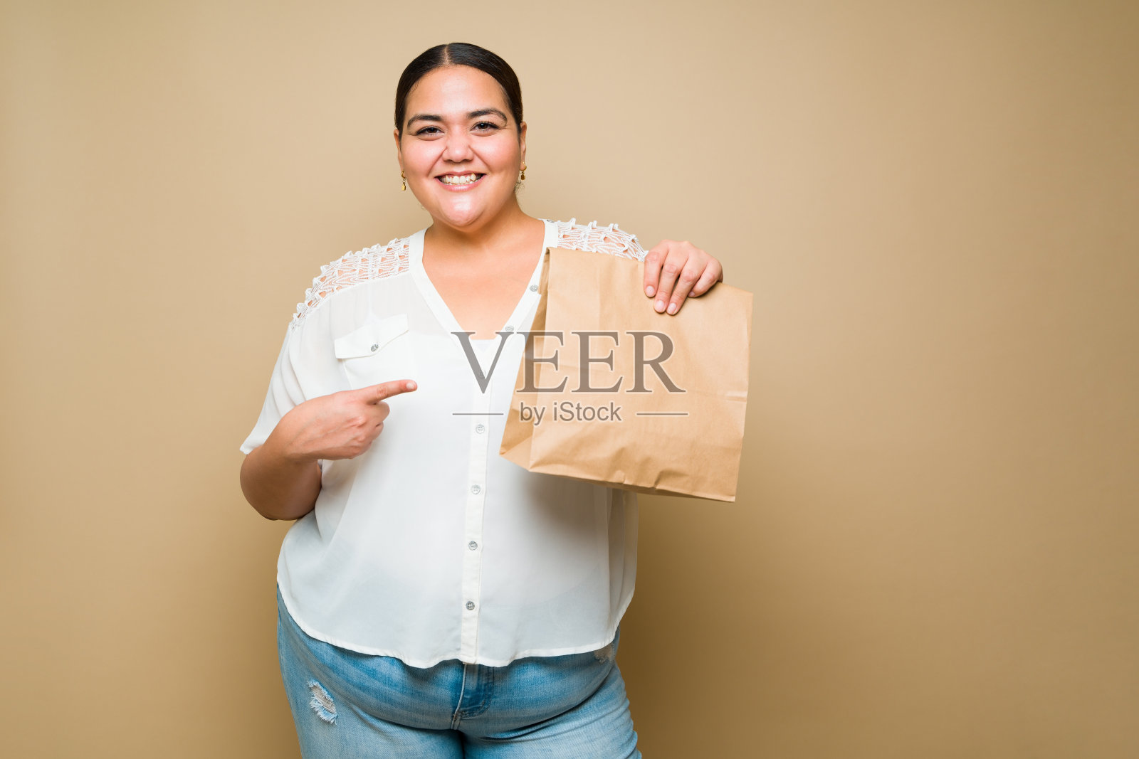 一个快乐的女人开心地送餐的肖像照片摄影图片