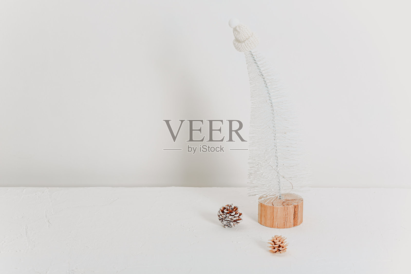 简约环保的斯堪的纳维亚圣诞背景在白色。文本的地方照片摄影图片