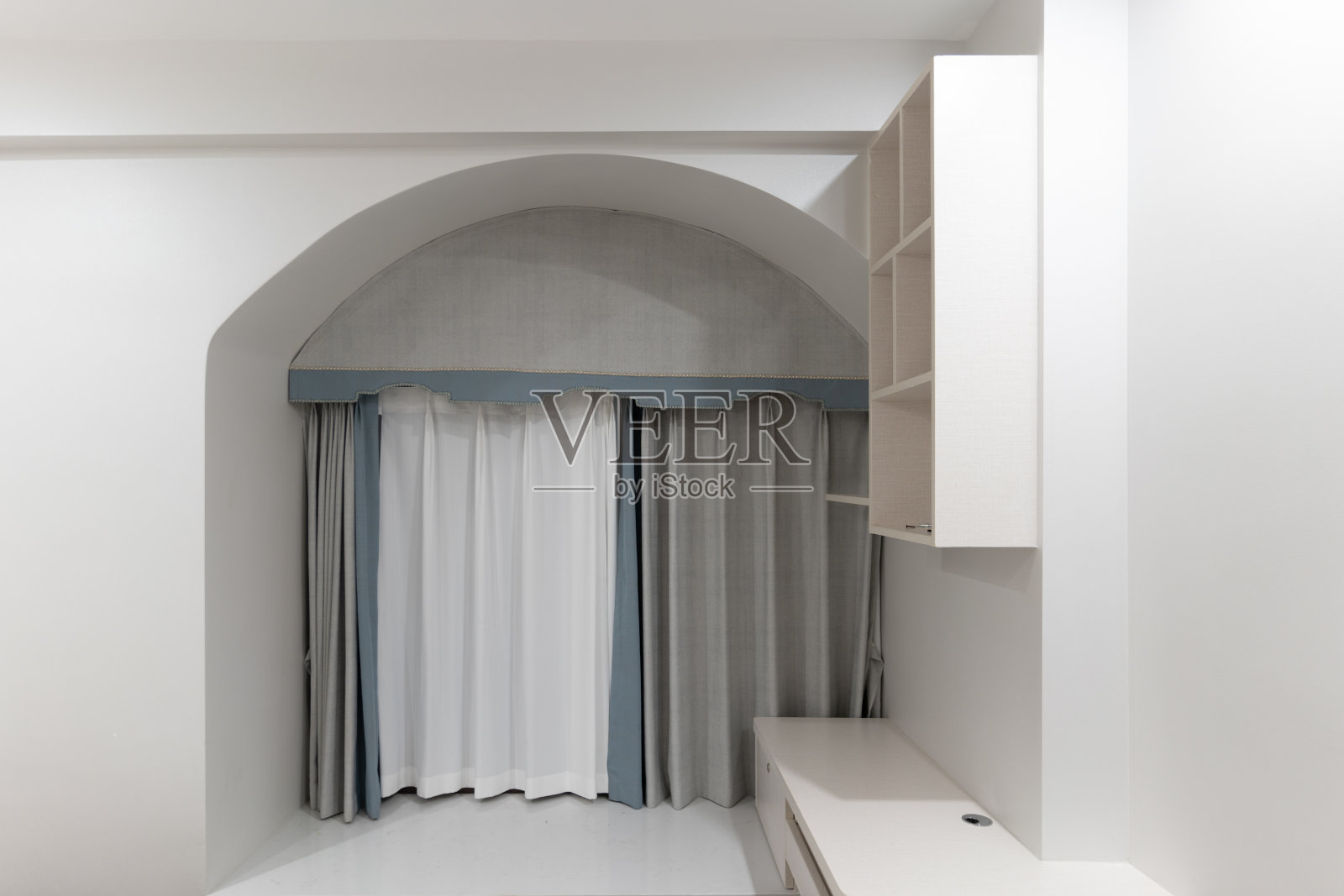 白墙上的拱形窗户照片摄影图片