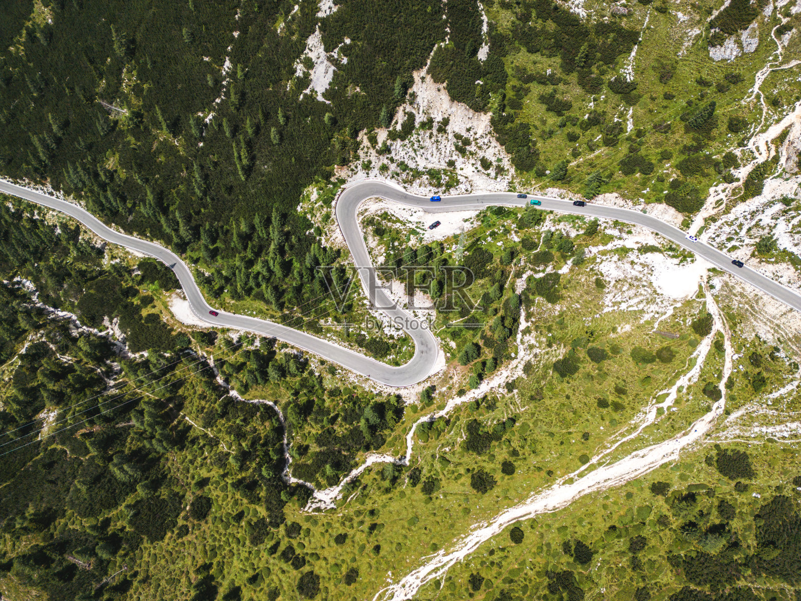 意大利白云岩中弯曲山路的鸟瞰图照片摄影图片