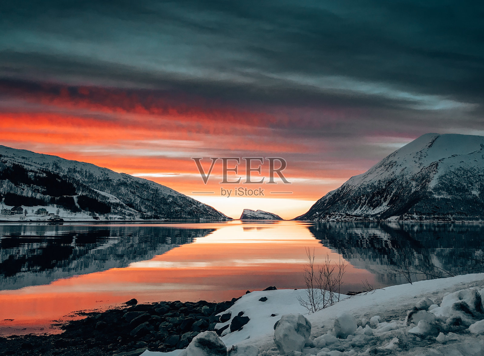 黄昏在罗浮敦群岛的湖中照片摄影图片