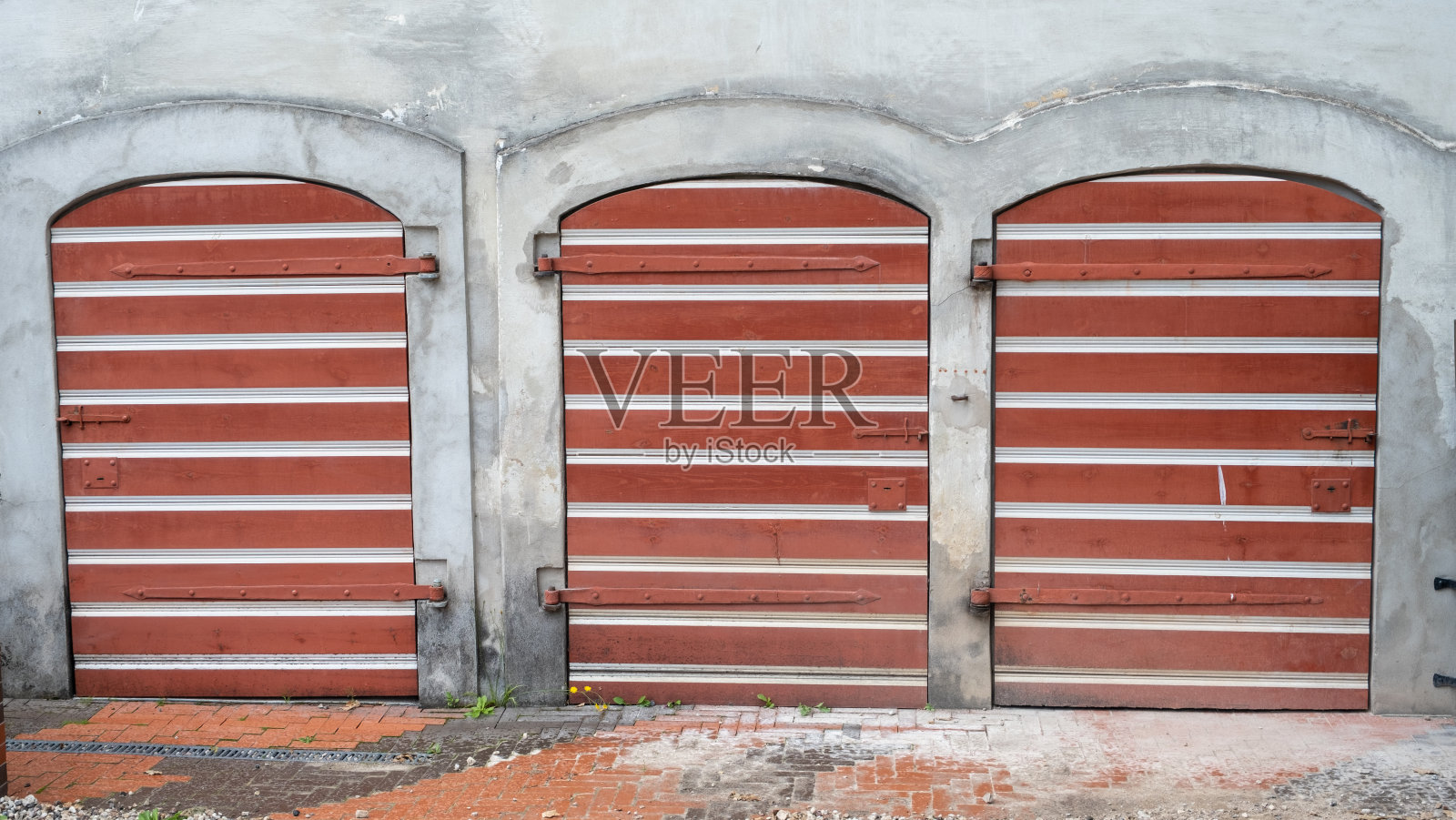 古色古香的建筑入口出口木门。老庄园里的三扇木门。街拍，没人，选择性对焦。照片摄影图片