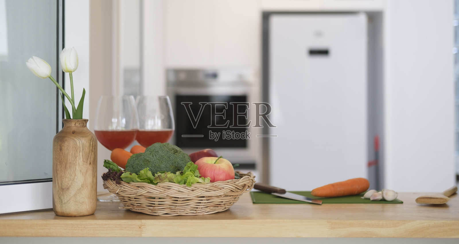 篮子里放着新鲜蔬菜，准备做健康的沙拉。节食，健康的生活方式理念。照片摄影图片