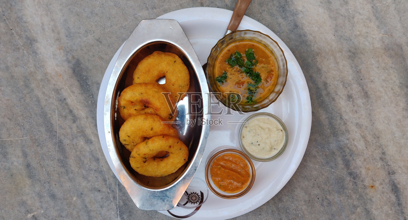 瓦达或梅杜瓦代与水鹿和酸辣酱照片摄影图片