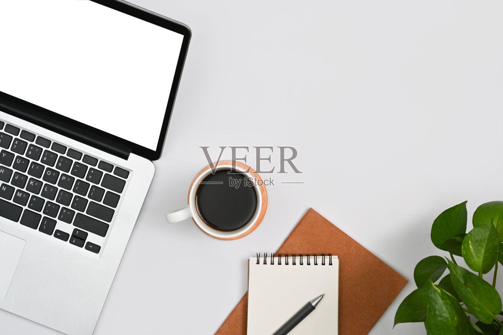 白色的办公桌，笔记本电脑，咖啡杯，笔记本电脑和室内植物。平铺，俯视图。照片摄影图片