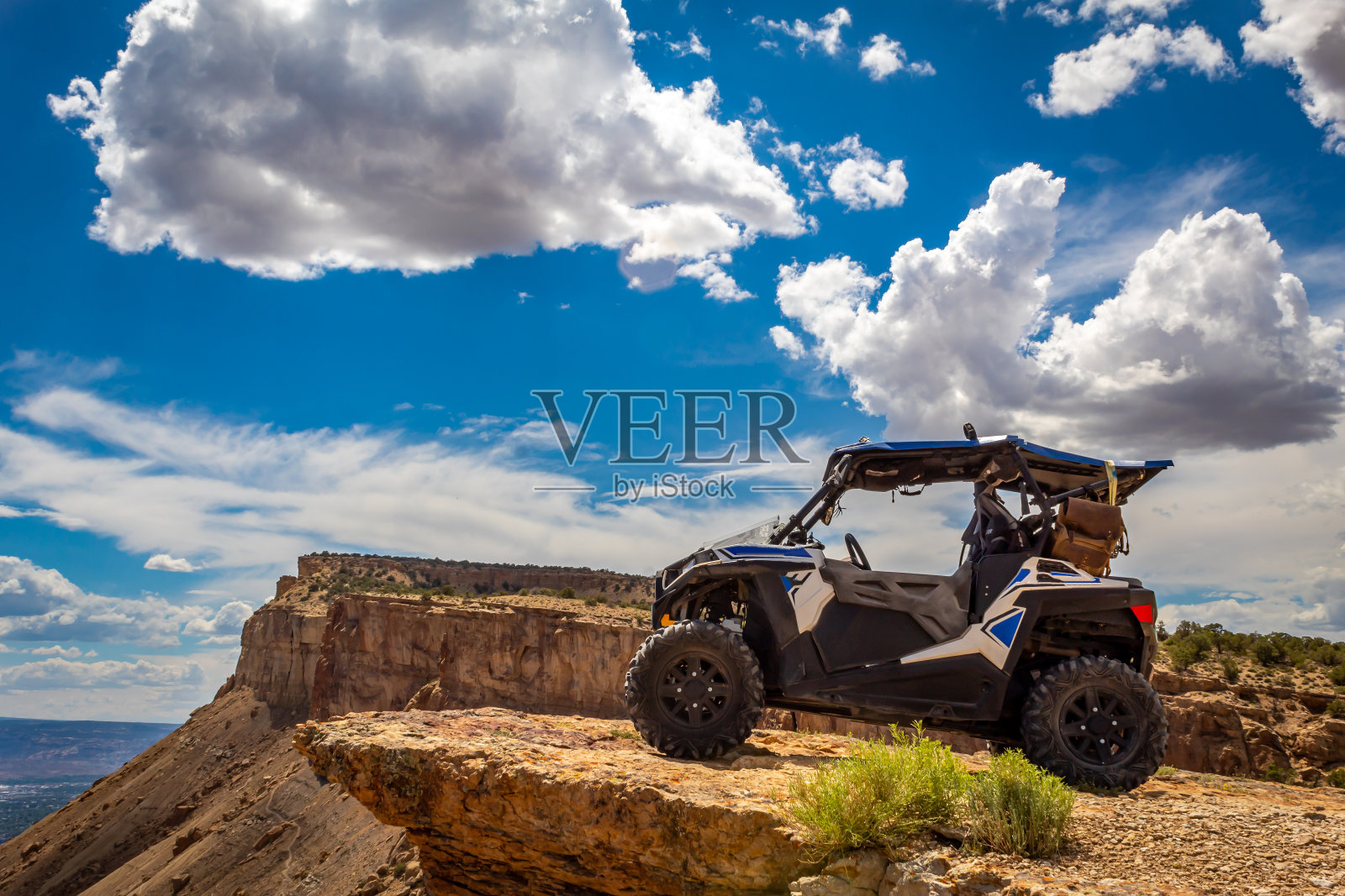 在山顶上，以加菲尔德山为背景，在科罗拉多的大汇合处，梅萨县和帕利塞德，科罗拉多。照片摄影图片