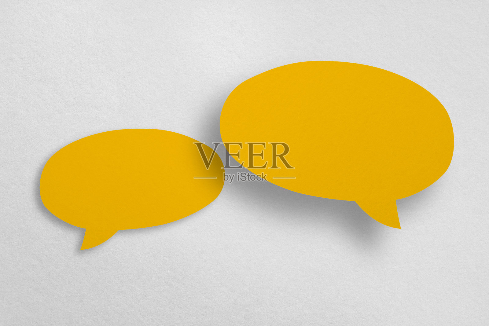 语音气球形状的黄色纸孤立在白色背景。照片摄影图片