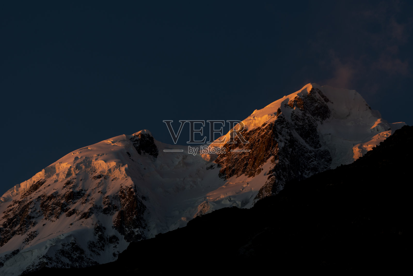 雪山上美丽的日出和晨光照片摄影图片