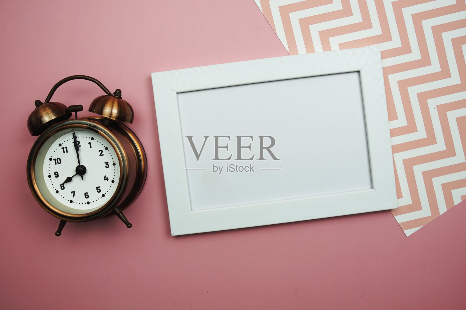 闹钟和空间模拟在粉红色的背景上照片摄影图片