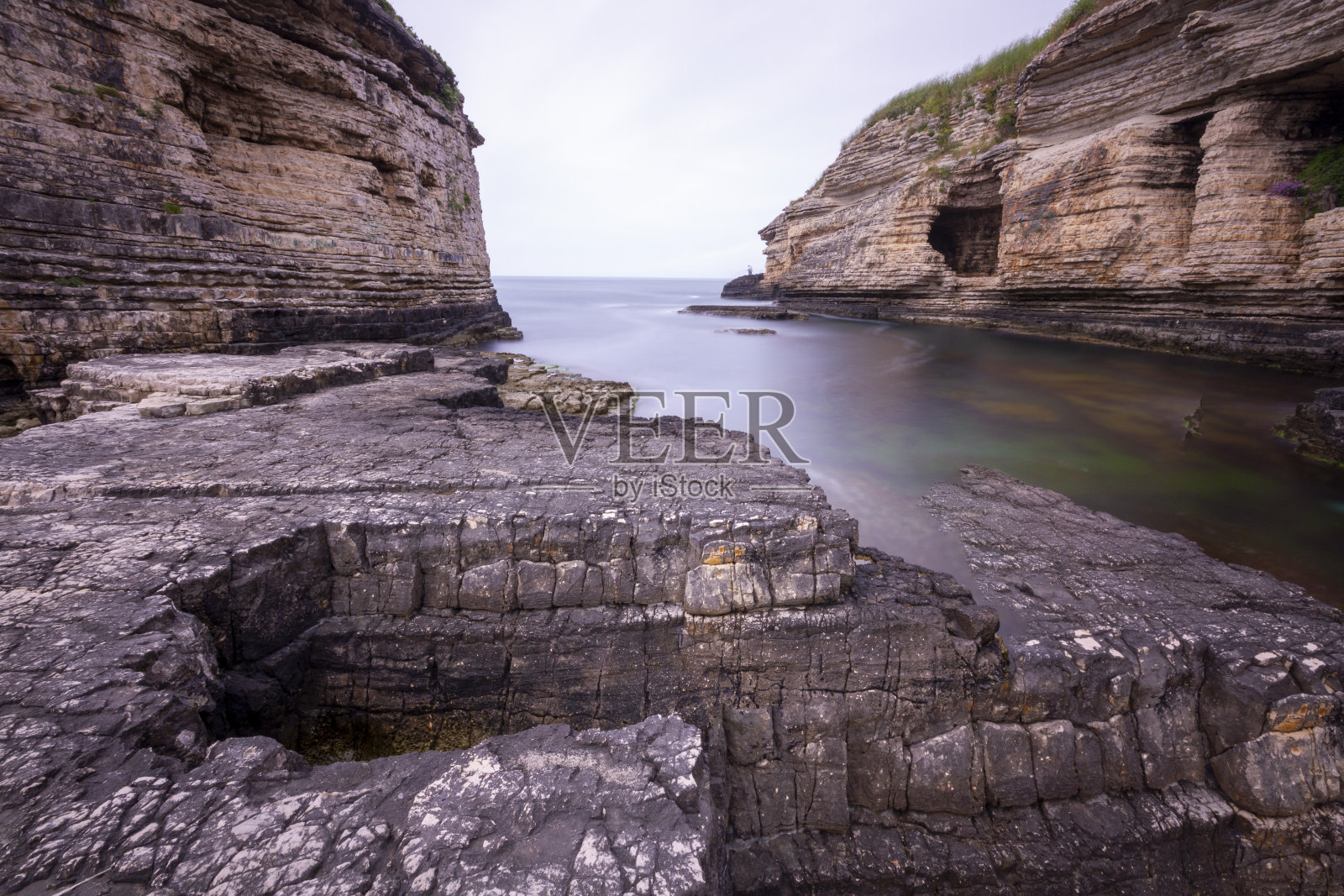 春天的季节。黑海沿岸度假小镇克尔佩的悬崖。Kandira科喀艾里土耳其照片摄影图片