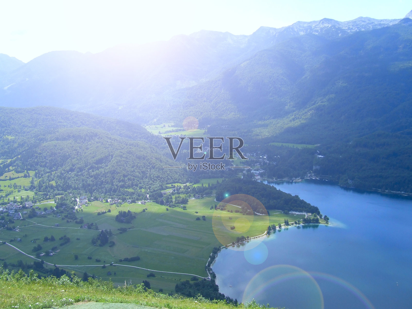 山和湖的景色。湖在群山中一览无余照片摄影图片