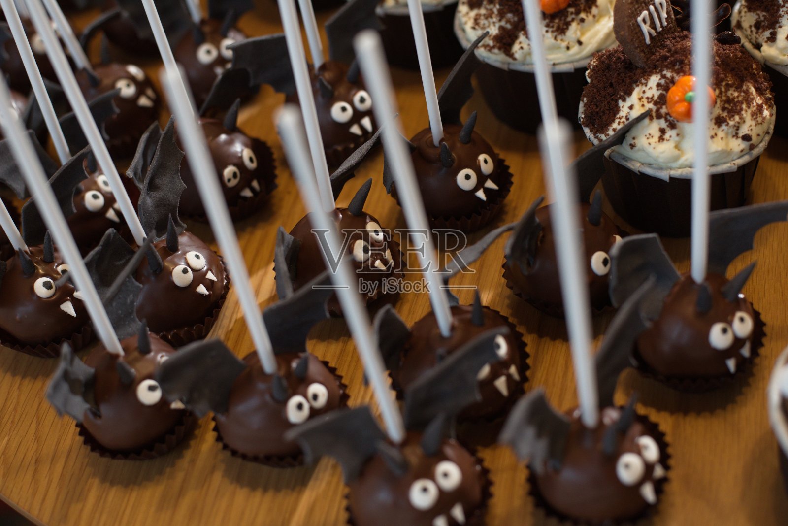 万圣节蛋糕持久性有机污染物。吓人的万圣节糖果。派对糖果棒创意。有选择性的重点照片摄影图片