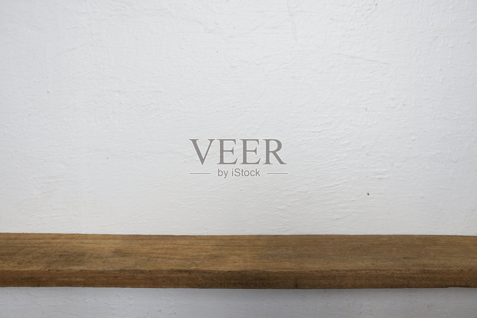 家装配件木架子放在白色的混凝土墙上照片摄影图片