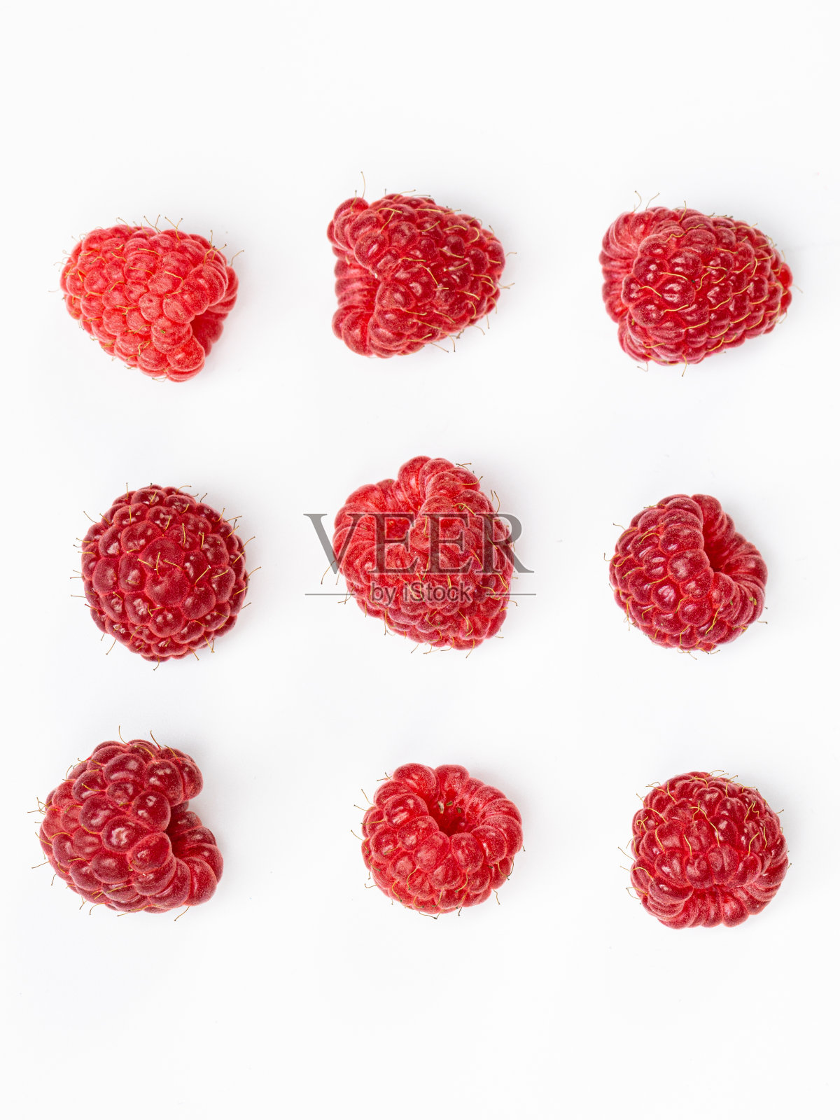 成熟的覆盆子，叶在白色背景上分离照片摄影图片