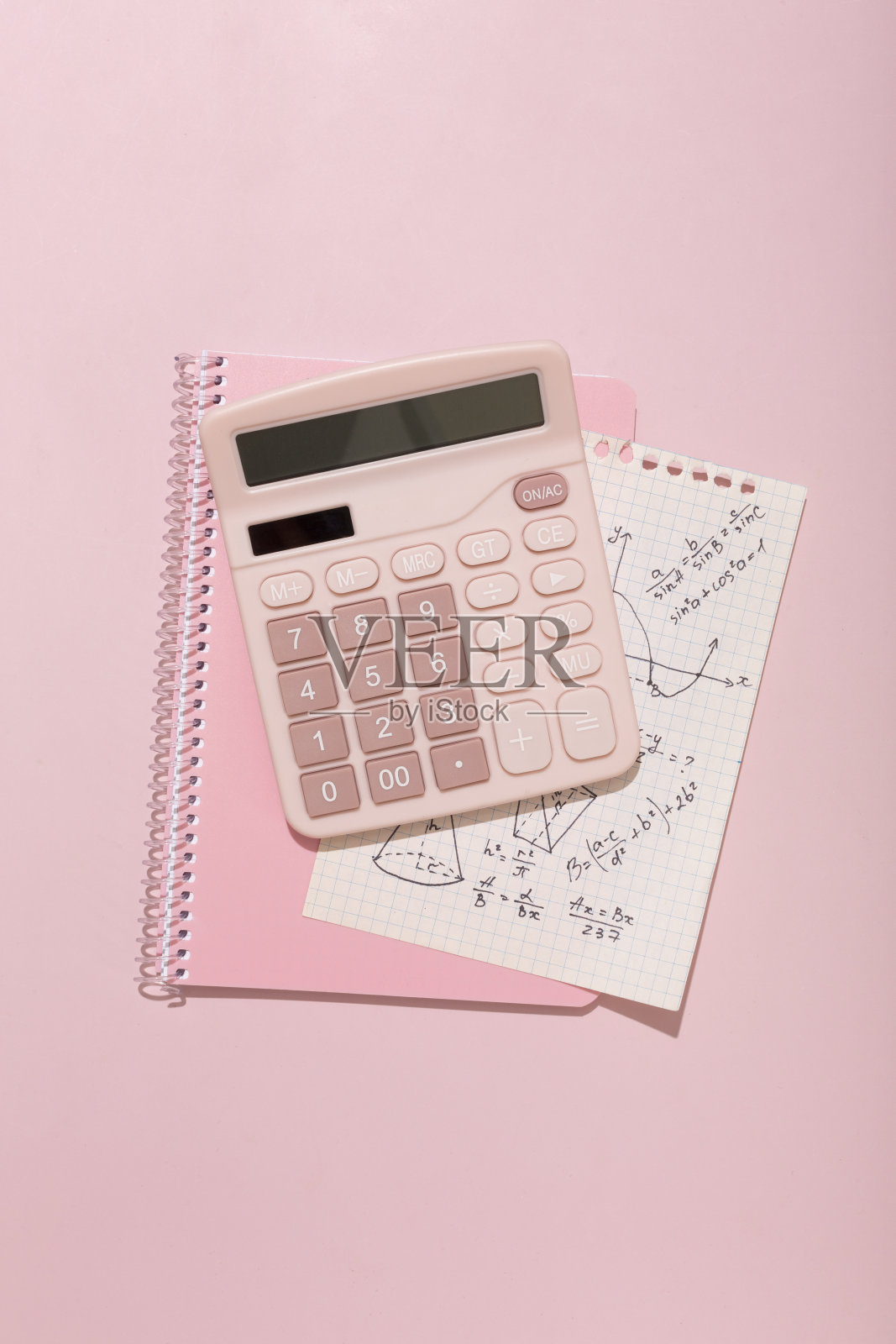 粉红色的背景，粉红色的学校用品，计算器，小抄照片摄影图片