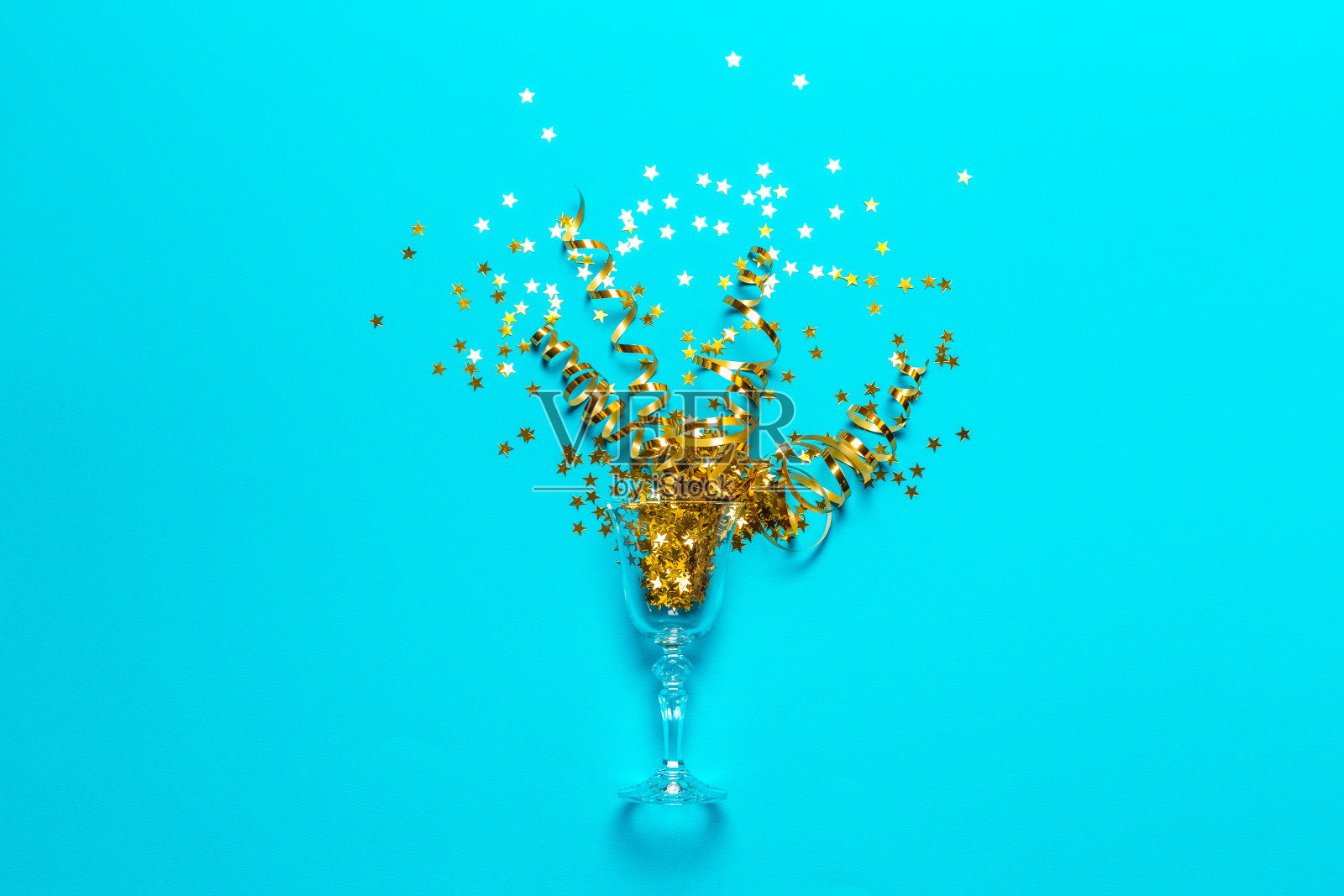 庆典的平面。香槟酒杯上有五颜六色的派对彩带照片摄影图片