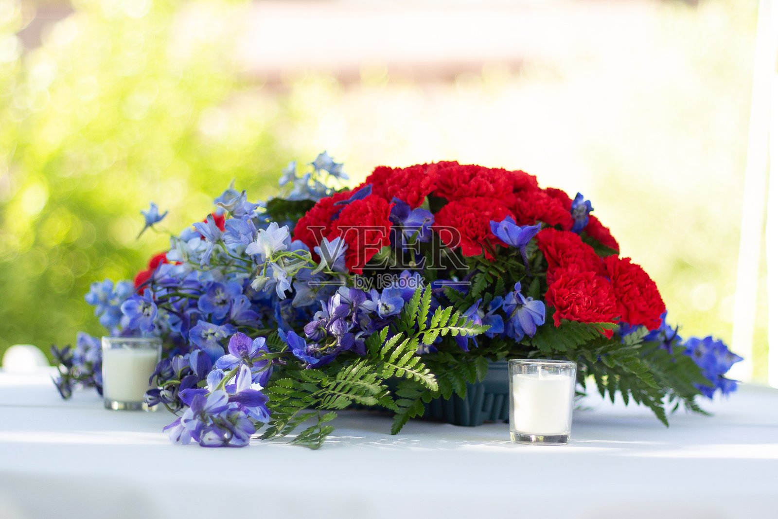 红色和蓝色花卉的中心装饰照片摄影图片