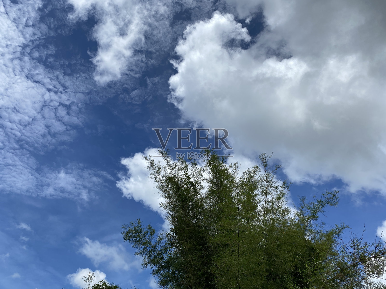 蓝色的天空，下午美丽的天空照片摄影图片