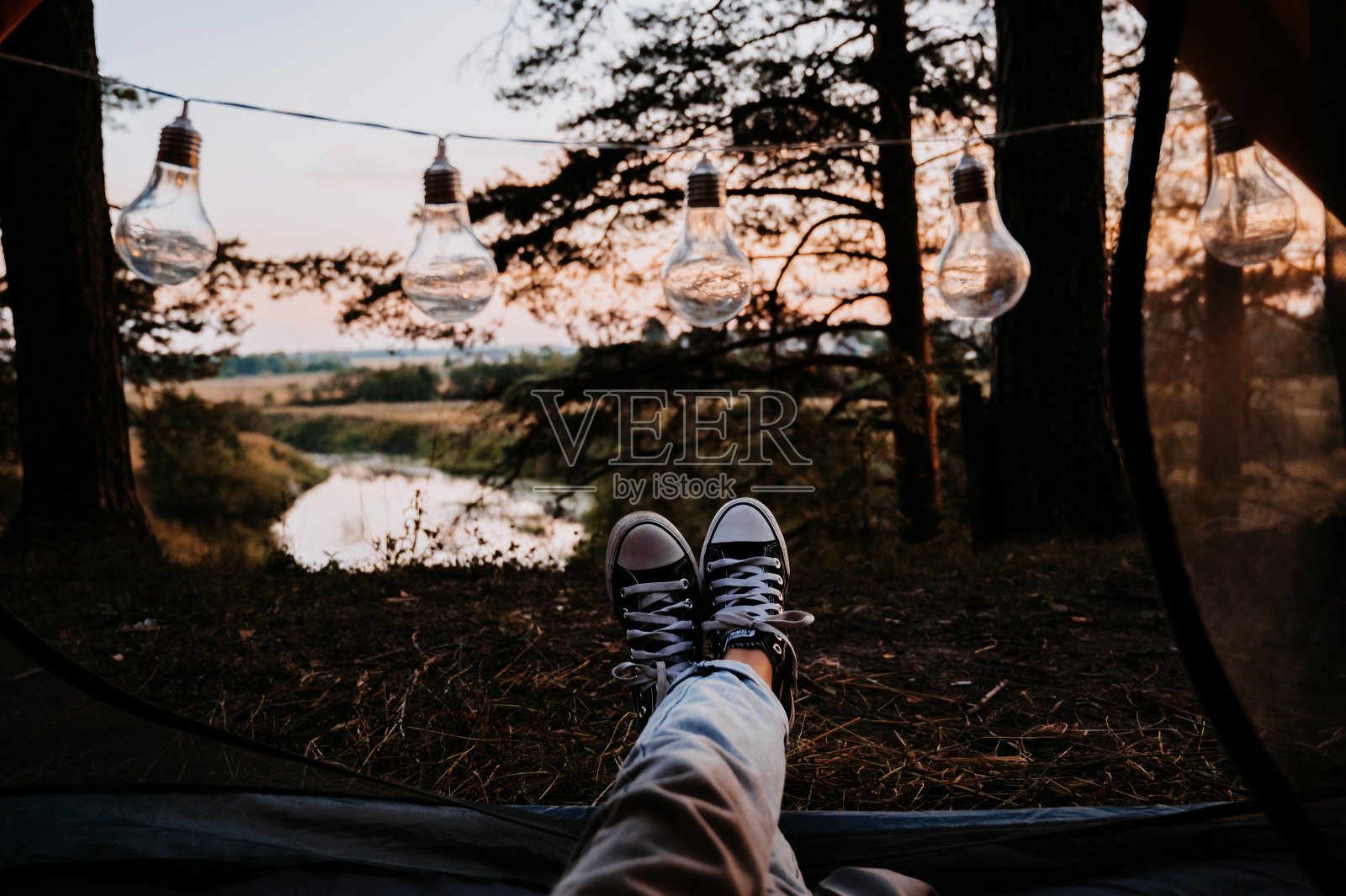 一张女性腿部意图的特写照片。旅游徒步探险的概念。从帐篷看风景照片摄影图片