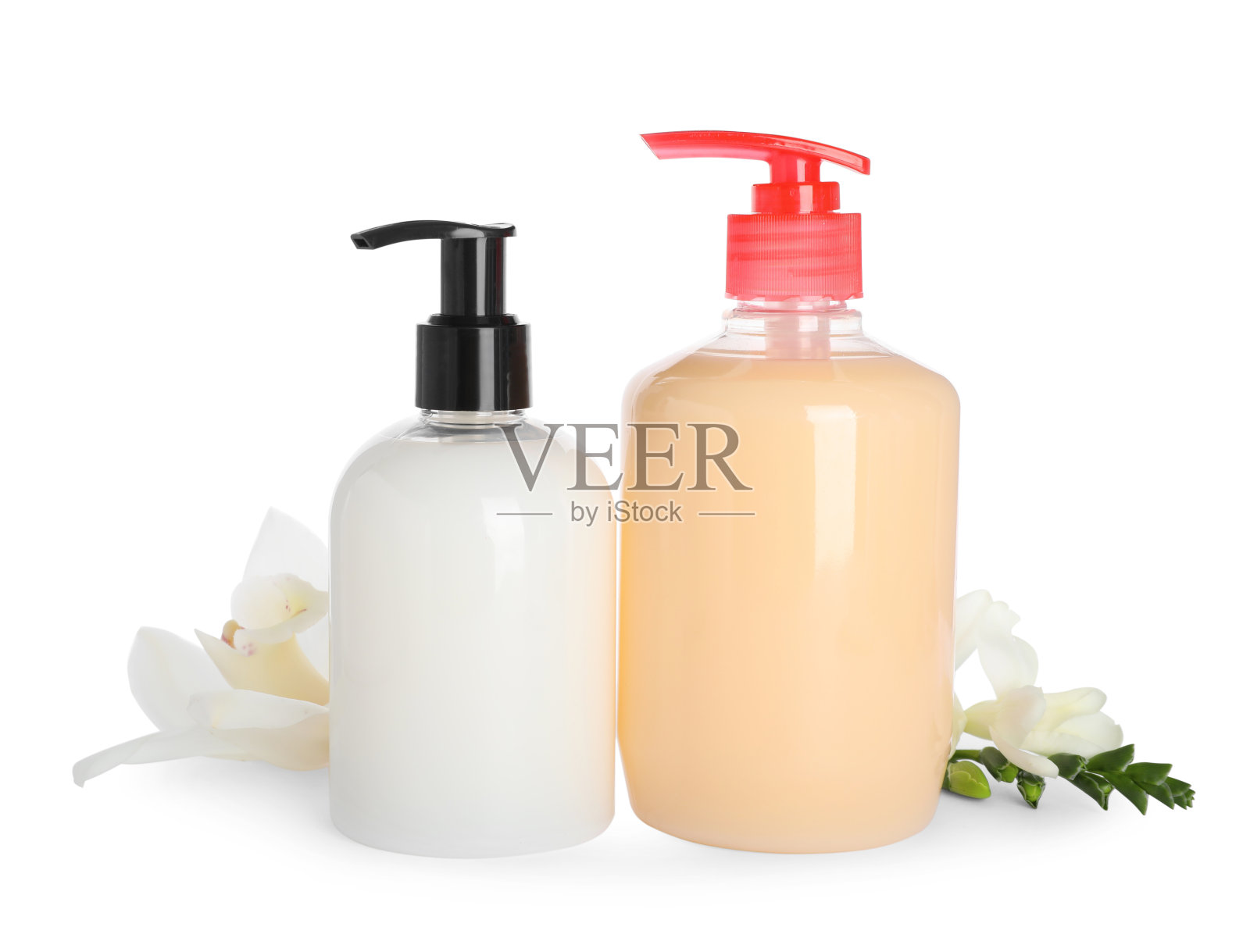 带有液体肥皂和白色背景美丽花朵的分配器照片摄影图片