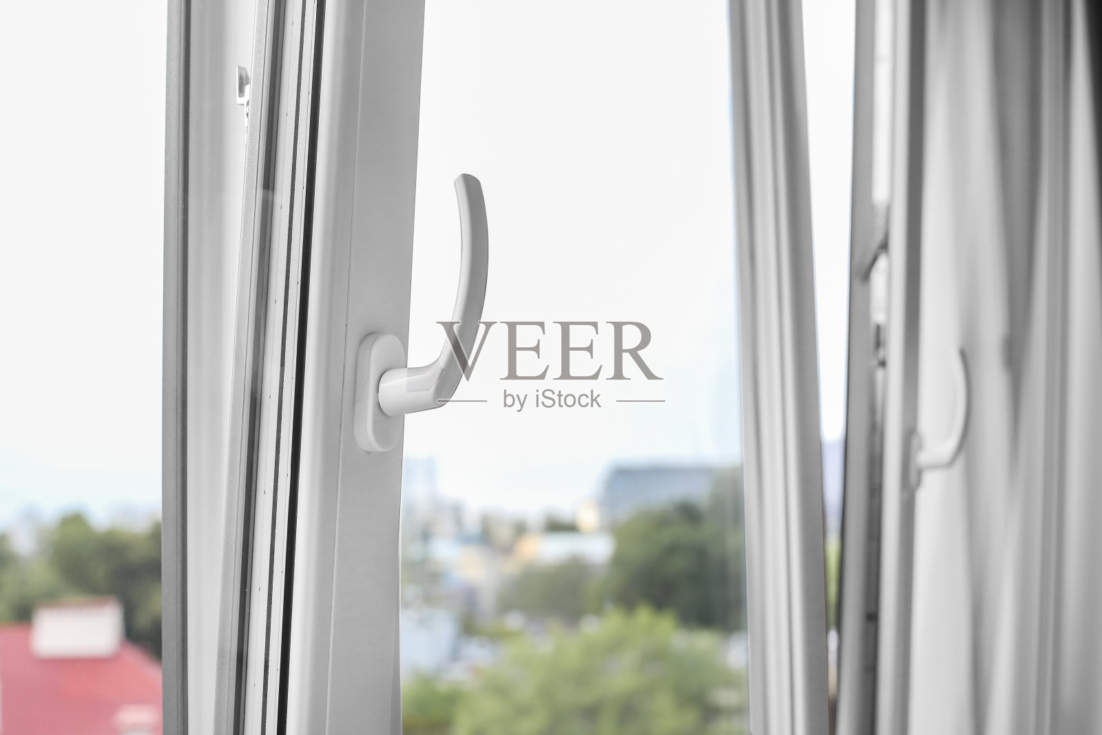 打开金属塑料窗户通风照片摄影图片