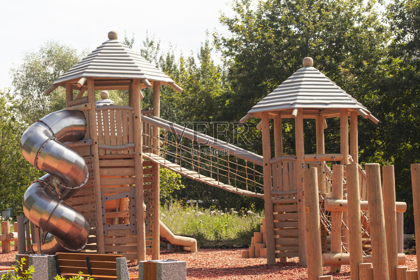 现代儿童户外游戏的游乐场，金属做的滑梯，木头做的金字塔照片摄影图片