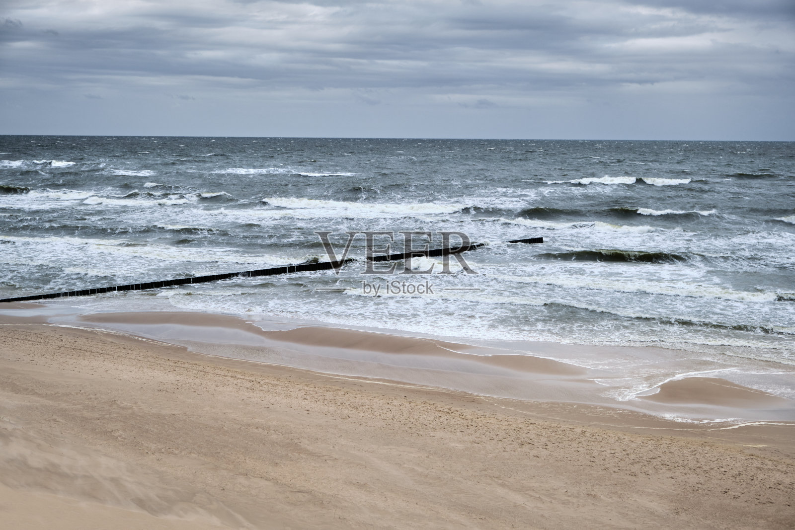 波兰波罗的海海滨。海浪拍打着木杆。鸟瞰，高空鸟瞰。照片摄影图片