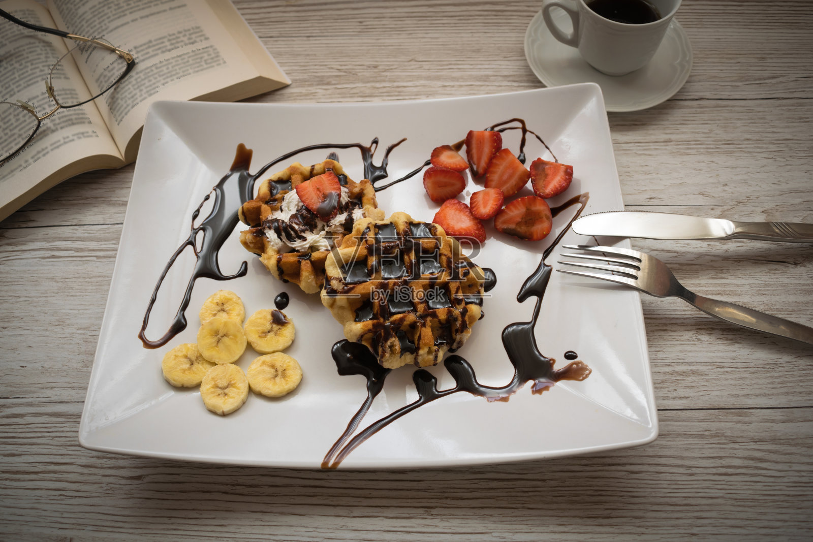 比利时华夫饼配水果和咖啡照片摄影图片