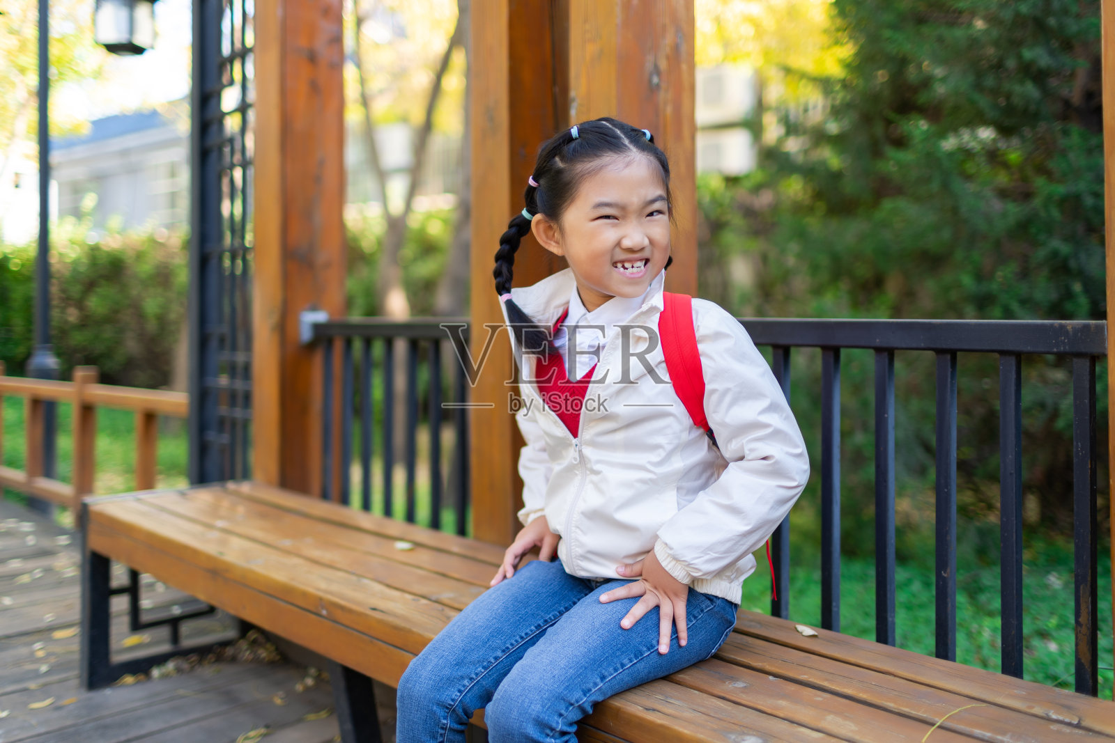 有趣的小女孩照片摄影图片