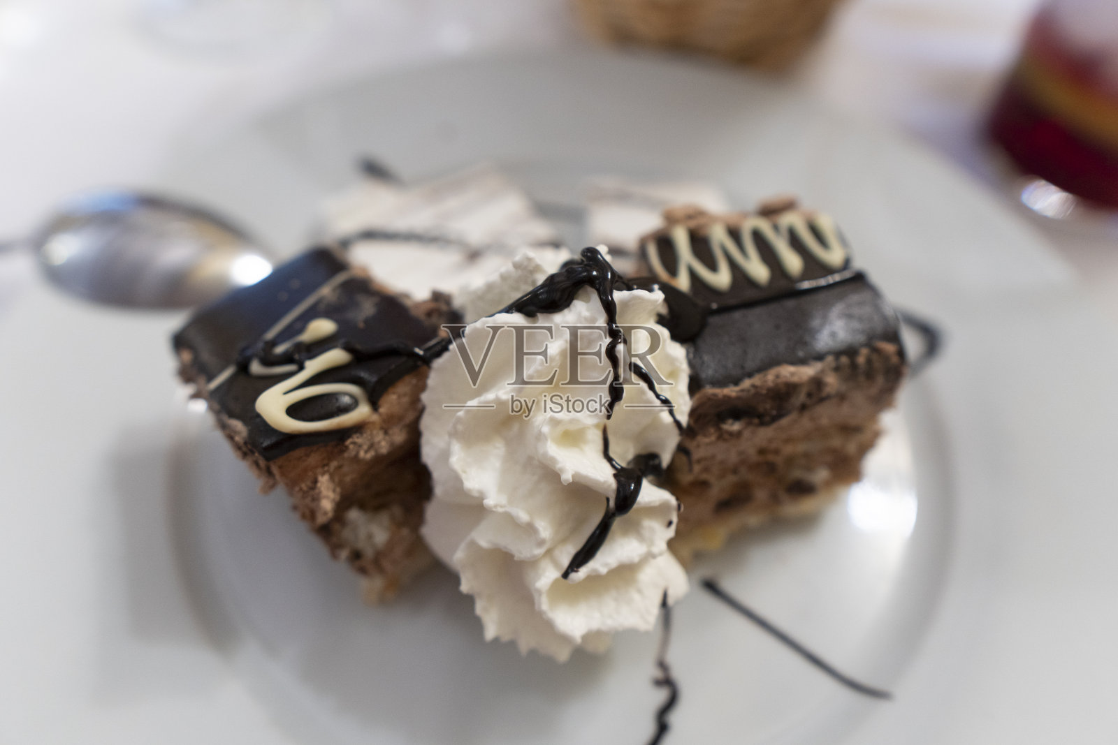 西班牙餐厅的几份巧克力挞配鲜奶油作为甜点照片摄影图片