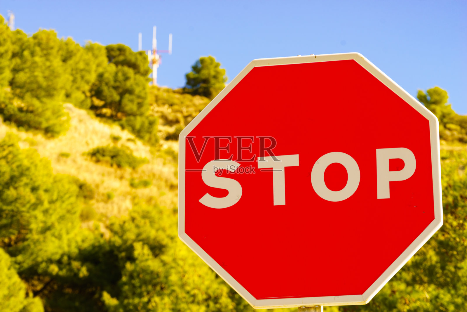 路边有交通停止的红色标志照片摄影图片